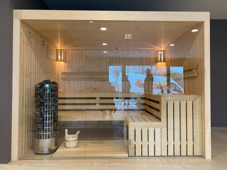 Finská sauna s prosklenou čelní stěnou