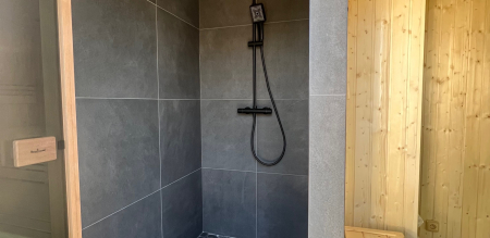 Venkovní sauna se sprchou a odpočívárnou