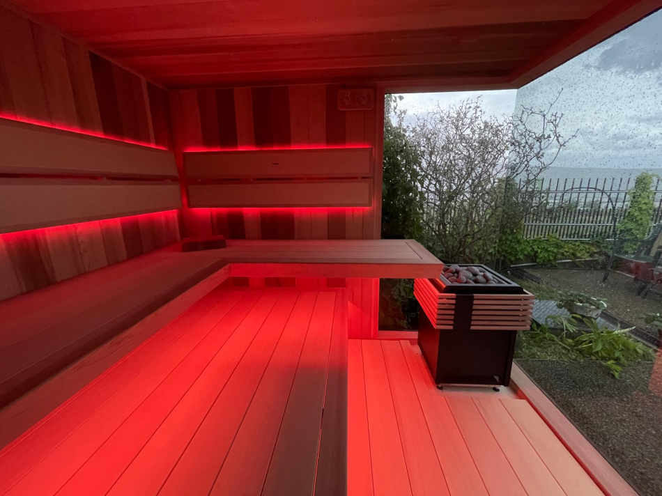 Venkovní prosklená sauna: Luxusní relax pod širým nebem