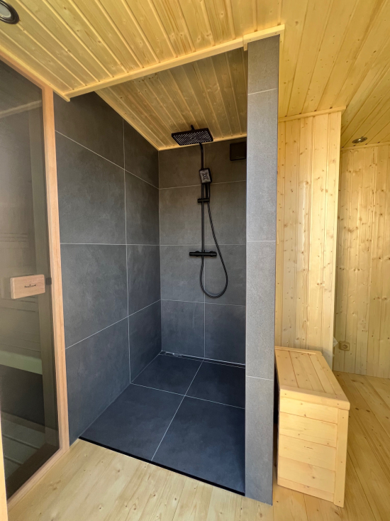 Venkovní sauna se sprchou a odpočívárnou