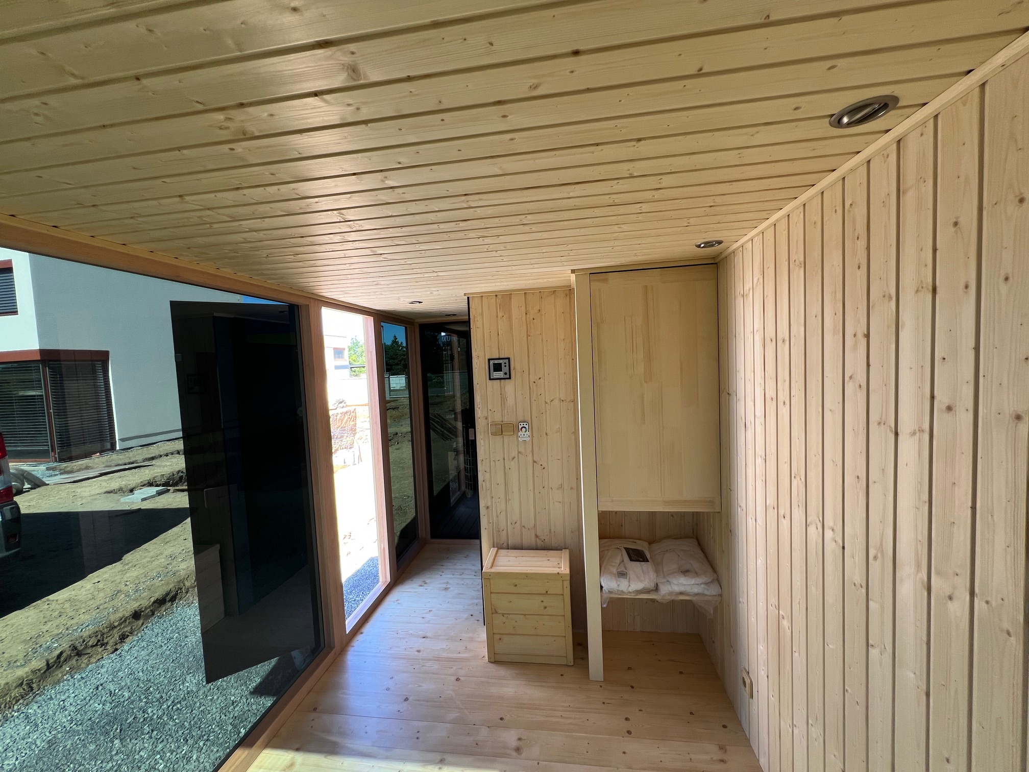 Venkovní sauna se sprchou a odpočívárnou Venkovní sauna se sprchou a odpočívárnou