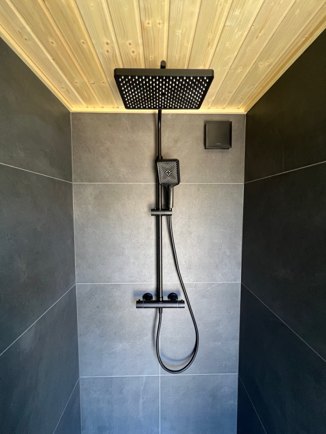 Venkovní sauna se sprchou a odpočívárnou Venkovní sauna se sprchou a odpočívárnou