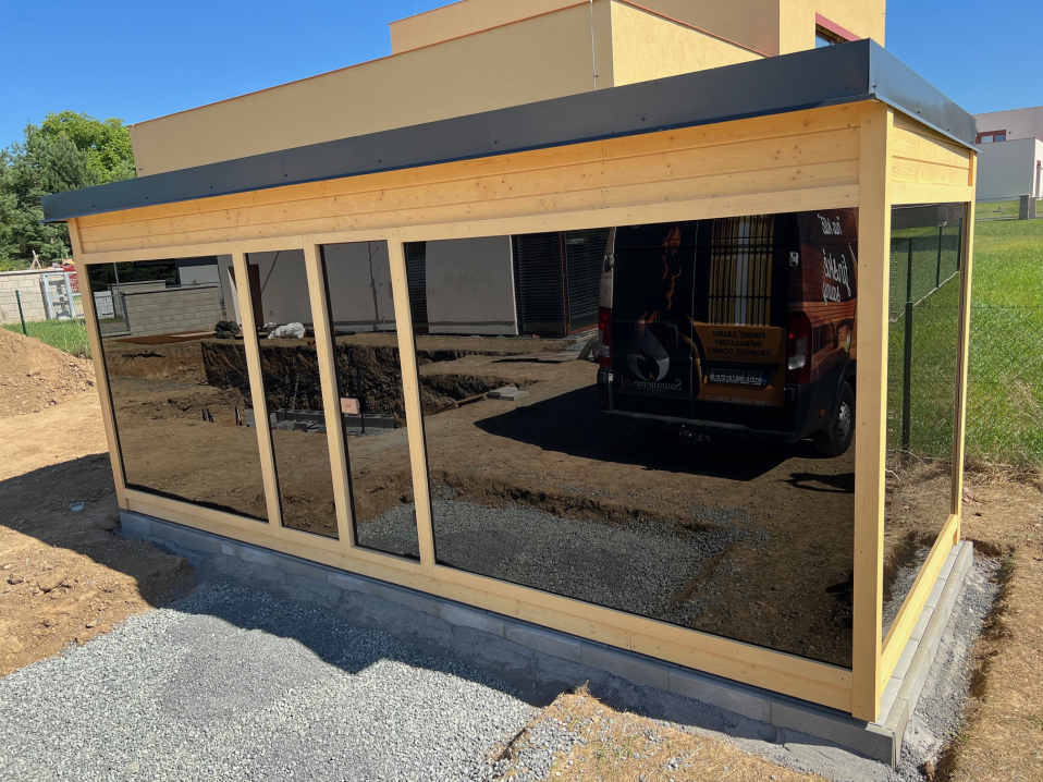 Venkovní sauna se sprchou a odpočívárnou Venkovní sauna se sprchou a odpočívárnou